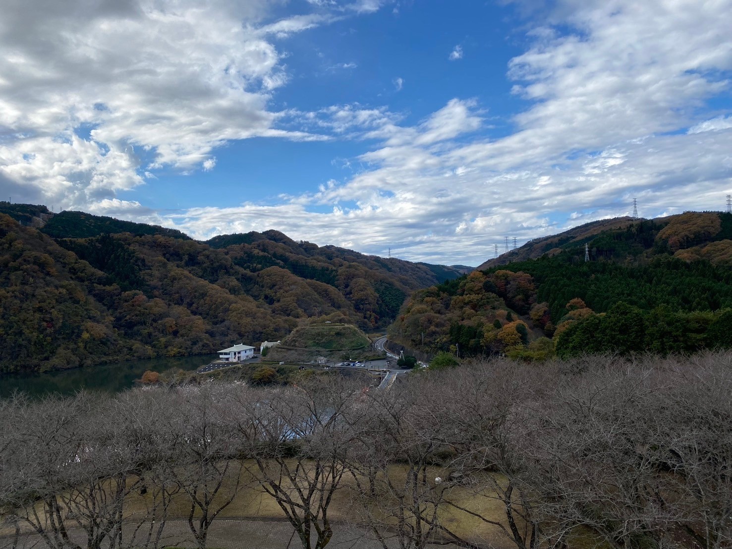 日立市の山々と湖の風景